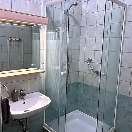 Grantek Ueduelohaz 3* Balatonlelle